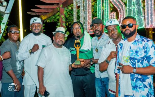 Ambassador Ajadi commemorate with Legendary Eedris Abdulkareem as he receives an Award of Excellence